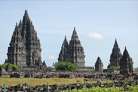 Besuch des Prambanan  Der Prambanan Tempel ist die zweite bedeutendste Sehenswürdigkeit auf Java und zählt ebenfalls zum Weltkulturerbe. Lassen Sie sich verzaubern von der größten hinduistischen Tempelanlage Indonesiens. Die kunstvollen steinernen Türme sind im wahrsten Sinne des Wortes spitze.