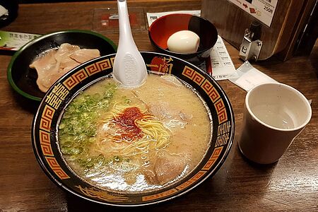 Gourmettempel voller Abwechslung Die Küche Japans zählt zu den gesündesten, kreativsten und spannendsten überhaupt. Allein Tokyo hat mehr Sterne-Restaurants als Paris. Probieren Sie das beste Sushi und die leckerste Ramensuppe. Und wagen Sie sich auch an den Kugelfisch Fugu heran, für den der Koch eine spezielle Lizenz benötigt. Er schmeckt roh in hauchdünnen Scheiben, frittiert oder gebraten.