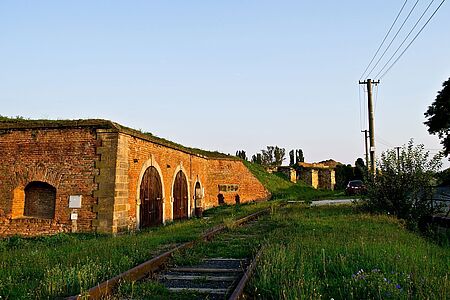 Gedenkstätte Theresienstadt Ursprünglich ist Terezin eine Festungsstadt aus dem 18. Jahrhundert. In die Geschichte ging Theresienstadt als das größte tschechische Konzentrationslager des 2. Weltkriegs ein. Wenn auch das tragische Schicksal Tausender Juden tief unter die Haut geht: Sehen Sie sich die Gedenkstätte an - das Ghetto, die Zellen, das Wohnhaus für SS-Funktionäre, die Schule, die heute ein Museum ist.