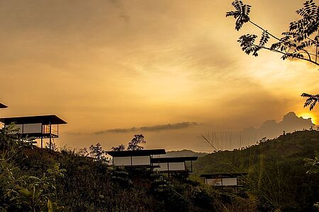 SANTANI WELLNESS & SPA Treten Sie ein in das Santani Wellness Resort & Spa in Panwila. Die Lage des Luxushotels ist gigantisch: Inmitten vom grünen Dschungel, hoch oben in den Bergen Sri Lankas. Das Santani Wellness Resort & Spa legt sehr viel Wert auf Nachhaltigkeit und verfügt über Öko-Standards, dennoch stehen den Gästen viele moderne Annehmlichkeit zur Verfügung.