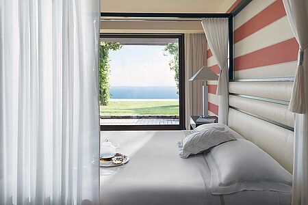 Royal Pool & Spa Suite (bis zu 600 qm) Ausgewählte Naturhölzer setzen Ruhe und Wohlbefinden bei dieser Suite in den Fokus. Im Garten können Sie im beheizten Infinity-Pool entspannen während Sie sich im privaten SPA mit Dampf- und Infrarot-Sauna rundum verwöhnen lassen können. Die Suite besteht aus einem Schlafzimmer mit King-Bett, und kann mit 2 Deluxe Junior Suiten erweitert werden.