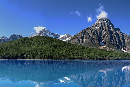 Kanadische Rockies Kombination: Hubschraubertour und Ausritt Ein 20-minütiger Hubschrauberrundflug schenkt Ihnen einmalige Blicke auf Berge, Seen und Gletscher. Wo sich der Cline River und der Waterfalls Creek treffen, landen Sie und können bis zu den Twin Falls wandern. Auch der einstündige Ausritt geht durch die herrliche Natur. Der Knüller im Winter: die Eisblasen im Abraham Lake.