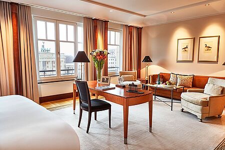 Junior Suite Brandenburger Tor (ca. 62 qm) Über 60 Quadratmeter klassischer Luxus – so beschreibt das Adlon selbst diesen Typ Suite. Wie schon der Name verheißt, werden Sie hier mit einem Blick aufs Brandenburger Tor verwöhnt – außerdem natürlich mit einem Luxus-Bad und einem getrennten Wohn- und Schlafbereich.