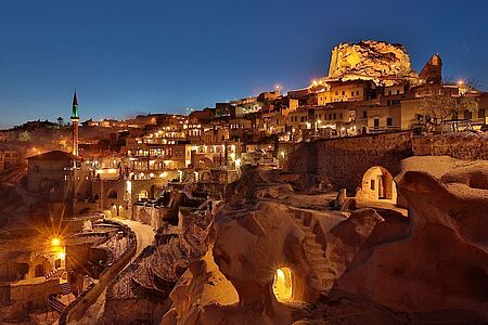 argos in Cappadocia Wer auf der Suche nach etwas wirklich Besonderem ist, der wird vom Höhlenhotel argos in Cappadocia in vielerlei Hinsicht begeistert sein. Das Hotel ist angelegt wie eine versteckte Höhlenanlage, deren Räume und Einrichtungen durch antike Gänge miteinander verbunden sind. Jedes Luxuszimmer ist ein Unikat aus Fels und altem Gemäuer.