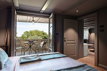 Maisonette Suite 65 qm In dieser auf zwei Etagen verteilten Suite befinden sich zwei Schlaf- sowie Badezimmer sowie ein gemütliches Wohnzimmer. Neben einer begehbaren Dusche und Pflegeprodukten erwartet Sie ine herrliche Terrasse. Außerdem steht Ihnen ein 24-Stunden-Zimmerservice zur Verfügung.