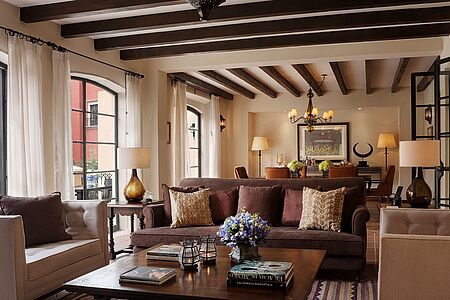 Five-Bedroom Residence 756 qm Diese private Residenz mit fünf Schlafzimmern bietet viel Platz und Privatsphäre und spiegelt das Erbe und die koloniale Architektur von San Miguel wider. Die Residenz verfügt über eine Garage sowie einen Aufzug, eine voll ausgestattete Küche, überdachte Gartenterrasse mit Springbrunnen und eine Dachterrasse mit Jacuzzi, Feuerstelle, Grill und Blick über die Stadt.