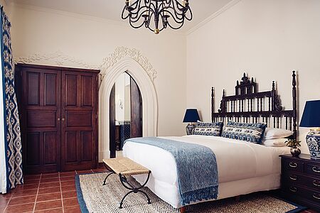 Deluxe Room 21-37 qm Machen Sie es sich in Ihrem Kingsize-Bett bequem und schwelgen Sie vor dem Kamin in Erinnerungen. Die Deluxe Zimmer befinden sich im Casa Principal, Casa Fuente und Casa Caballo. Weiterhin bietet das Deluxe Zimmer Fernseher, luxuriöse Hygieneartikel, eine Minibar und Butlerservice.