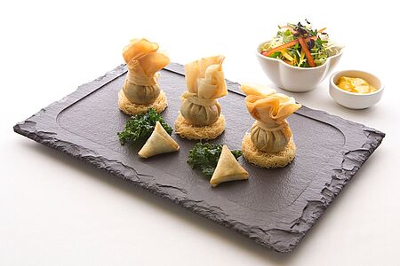 Vibrant Cuisine Egal ob Streetfood oder Sterneküche – in Dubai, der Gastronomie-Hauptstadt der Arabischen Halbinsel, gibt es ständig neue kulinarische Köstlichkeiten zu entdecken. Rund 7.000 Restaurants buhlen dort mit ausgefallenen Angeboten um die Aufmerksamkeit der Gäste. Fragen Sie uns, wir wissen, was angesagt ist und organisieren gerne eine Food Tour durch Dubai.