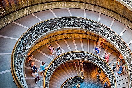 Die Vatikanischen Museen Auf dieser exklusiven VIP-Führung durch die Vatikanischen Museen entdecken Sie Kunstschätze, die den Besuchern gewöhnlich verborgen bleiben. Bewundern Sie die einzigartige Bramante-Wendeltreppe, die Nikolauskapelle und die Stanzen des Raffael. Highlight ist der individuelle Besuch der Sixtinische Kapelle, die Sie eine viertel Stunde ganz für sich alleine haben werden.