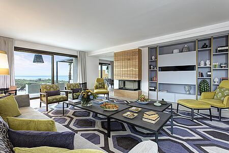 Villa Agata In den Agata-Villen genießen Sie einen atemberaubenden Blick auf den Golfplatz des Verdura Resorts, den Strand und das Meer. Diese Villa verfügt über zwei Etagen, offenes Erdgeschoss, voll ausgestattete Küche sowie ein Ess- und Wohnzimmer. Zwei Deluxe-Schlafzimmer sowie ein Hauptschlafzimmer und Balkon mit Meerblick.