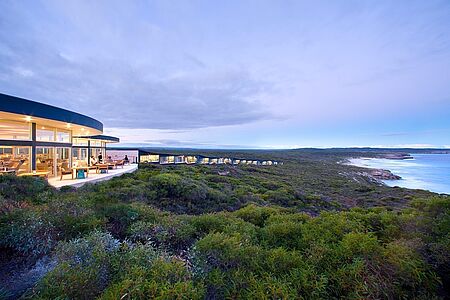 Southern Ocean Lodge Auf Kangaroo Island, dem Naturparadies vor der Küste Australiens, liegt eine der wohl spektakulärsten Luxuslodges des roten Kontinents - die Southern Ocean Lodge. Hier finden Sie Ruhe, Entspannung und einmalige Natur. Majestätisch thront die Lodge auf einer Klippe in der Hanson Bay und bietet einen traumhaften Blick über den wilden Ozean und die ursprüngliche Natur der Insel.