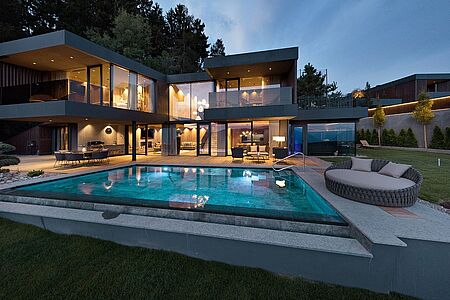 Premium Forest Villa (ca. 303 qm) Dieses private Urlaubsnest ist für bis zu zwölf Gäste bestens geeignet. Am Waldrand gelegen, verfügt die Premium Forest Villa über eine Waldsuite mit Lounge-Bereich, zwei Master-Schlafzimmer und ein Kinderzimmer. Vier Badezimmer, der begehbare Kleiderschrank sowie der private Fitnessraum sorgen für Wohlfühlatmosphäre hoch zehn. Übrigens: Sie haben Zugang zum Baumhaus.