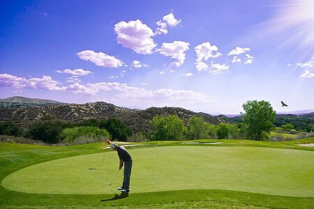 Golf mit Aussicht Den Schläger am Fuße des schneebedeckten Atlasgebirges schwingen – ein Traum! Marrakesch ist als eine der besten Golf-Destinationen von Marokko bekannt. Egal ob Sie 9, 18, 27, oder 36 Löcher spielen, Sie können Ihr Handicap stets auf den kurz gemähten Greens verbessern. Wir beraten Sie gern, welcher Golfkurs am besten für Sie ist.