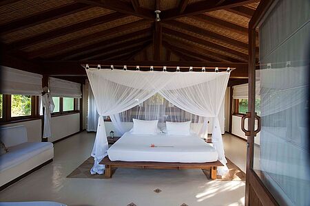 Hill Superior Bungalow (ca. 60 qm) Die vier Hill Superior Bungalows liegen in den Hügeln und sind auf Stelzen gebaut. Sie haben eine eigene Veranda, eine Außendusche und überzeugen mit einer großartigen Aussicht auf das Meer.