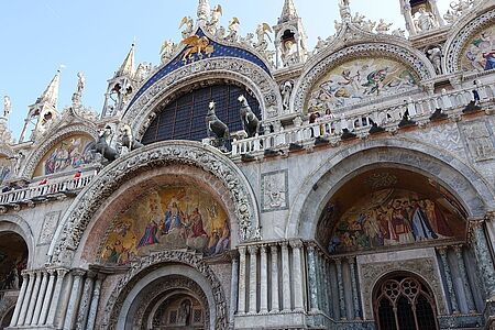 Basilica di San Marco  Der weltberühmte Markusdom ist die wichtigste Kirche in Venedig und war bis 1797 das zentrale Staatsheiligtum der Republik Venedig. Die heutige Kirche wurde Ende des 11. Jahrhunderts erbaut.