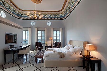 Präsidentensuite 44-48 m² Die Präsidentensuite verfügt über Marmorbäder, eine bemalte Decke und einen faszinierenden Blick über das Meer, dazu eine geräumige Sitzecke sowie ein Badezimmer mit freistehender Badewanne und separater Dusche.