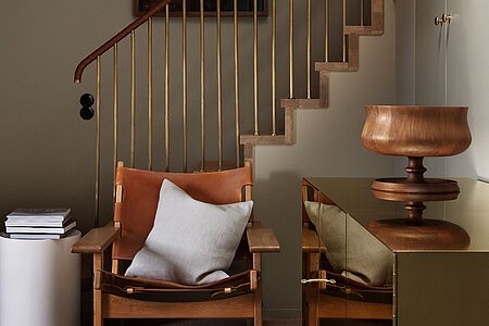 One Bedroom Mezzanine Suite (ca. 43 qm) Die Teakholz getäfelte Maisonette-Suite vermittelt kuschelige Wohlfühlatmosphäre. Im Wohnbereich stehen ein gemütliches Sofa und ein gusseiserner Ofen. Im Schlafbereich unter dem Dach befindet sich eine freistehender Badewanne, im Bad eine begehbare Regendusche.