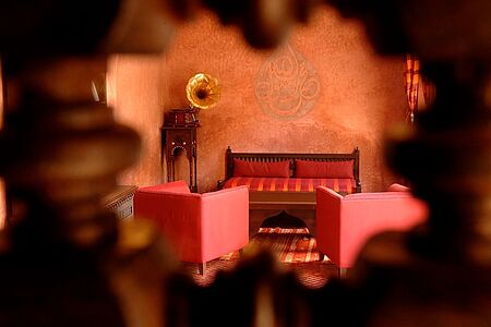 Riad Fes In den 30iger Jahren einst der Sitz der Fassi Familie, wurde das Riad Fès unlängst sehr geschmackvoll renoviert und gehört heute zu den exklusivsten Riads in Marokko. Das Riad befindet sich im Zentrum von Fès und somit in unmittelbarer Nähe zu der weltberühmten Medina, die von der UNESCO als Weltkulturerbe eingestuft wurde.