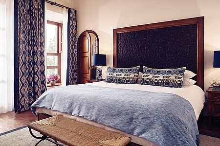 Superior Room 21-37 qm Die Superior Zimmer befinden Sich in der Casa Fuente und der Casa Parque und verfügen über ein einzigartiges Interieur. Je nach Zimmer erwartet Sie ein King, Doppel oder zwei Einzelbetten. Die Badezimmer sind mit Talavera-Kacheln ausgestattet. Fernseher, Luxushygieneartikel, Minibar und Butler-Service ergänzen die exquisite Ausstattung.