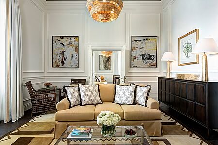 Family Suite (100 qm) Diese wunderschöne Familien Suite bietet Platz für bis zu fünf Erwachsene und ein Kind und besteht aus einer Suite und einem Deluxe Zimmer mit Meerblick auf den azurblauen Golf. Die Wärme dieser Suite spiegelt den mühelosen Stil und die einladende Atmosphäre von Palermo wider, mit einem separatem Wohnzimmer und zwei Carrara-Marmor-Badezimmern, die mit luxuriösen Skincare Artikeln ausgestattet sind.