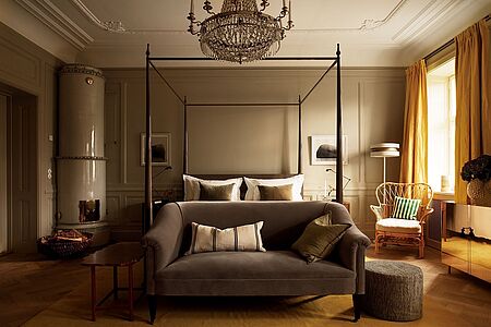 Suite (ca. 54 qm) Die geschmackvoll eingerichteten Suiten besitzen ein wunderbares Kingsize-Himmelbett und einen Sitzbereich mit Essengelegenheit. Im großzügigen Bad befinden sich eine Marmorbadewanne, eine begehbare Regendusche und ausgesuchte Pflegeprodukte.