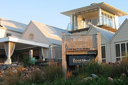 The Boatshed Die Insel Waiheke Island ist ein Paradies für Strandurlauber, Naturverbundene, Weinliebhaber und Kunstinteressierte. Mit Blick über die Oneroa Bucht mit ihrem strahlend weißen Sandstrand heißt Sie das luxuriöse Boutiquehotel The Boatshed willkommen. Besichtigen Sie die bekannten Weinberge, probieren Sie in den besten Restaurants und Cafés der Insel erlesene Tropfen.