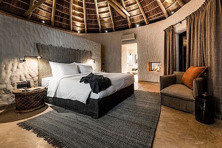 One-Bedroom Huts (ca. 60qm)  Die insgesamt 8 Hütten mit einem Schlafzimmer bieten neben dem großzügigen Schlafbereich einen begehbaren Kleiderschrank und ein Luxus-Bad mit offener Dusche und einer riesigen Badewanne. Weitere Highlights sind die 20 Quadratmeter große Privat-Terrasse und der offene Kamin im Wohnbereich.