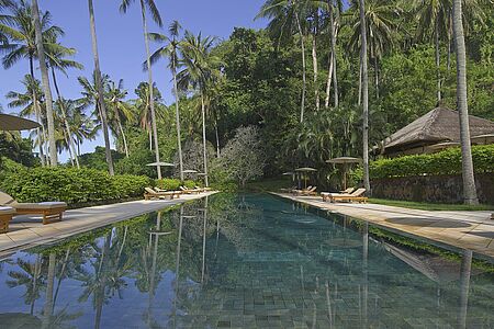 Amankila Dieses Resort der Aman Gruppe befindet sich im Osten der Insel Bali. Wunderschön auf einem Hügel gelegen hat man hier einen herrlichen Blick auf den größten Vulkan der Insel Agung und die Insel Lombok. Der Pool ist terrassenförmig auf drei Ebenen angelegt und ist das Markenzeichen des Resorts. Über ein paar Stufen erreichen Sie den privaten, feinsandigen Strand und den Beach Club.
