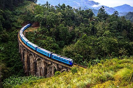 Spektakuläre Zugfahrt Langsam tuckert der Zug auf seiner Fahrt von Hatton nach Ella durch üppigen Dschungel, vorbei an tiefen Schluchten, tosenden Wasserfällen und grünen Teeplantagen. Er hält in beschaulichen Dörfern, wo die Einheimischen nicht müde werden, dem Zug und dessen Passagieren zuzuwinken. Es gibt kaum eine bessere Art, in Sri Lankas Schönheit einzutauchen.
