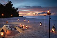 Sunken Dinner Raffles Maldives Meradhoo