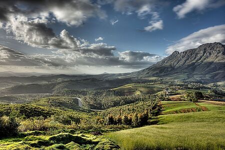 Tag 4 - 5: Stellenbosch Mitten in den Winelands zwischen Stellenbosch und Franschhoek liegt das Delaire Graff Estate auf dem höchsten Gipfel des Helshoogte Mountain Passes. Nicht nur die Lage inmitten des besten Weingebietes Südafrikas ist beeindruckend, sondern auch das unbeschreibliche Panorama lädt zum Träumen ein. Einen Besuch bei den besten Kellereien sollten Sie sich nicht entgehen lassen.