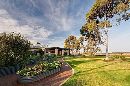 The Louise Das zur Kollektion "Small Luxury Hotels of the World" gehörende The Louise ist ein einzigartiger Rückzugsort, umgeben von Weinbergen mit Blick auf das weltbekannte Barossa Valley, das Herz des australischen Weinanbaus. Die Architektur des Hauses ist dem Kolonialstil des frühen 20. Jahrhunderts nachempfunden, und die Suiten bieten puren Luxus und edles Design.