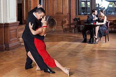 Private Tango-Stunde Buenos Aires ohne Tango geht natürlich gar nicht! Deshalb dürfen Sie im Studio Mayoral and Elsa María in den sinnlichen Tanz einsteigen oder Ihre Kenntnisse perfektionieren. Im wohl berühmtesten Tangostudio der Hauptstadt wurde schon vielen berühmten Personen wie Lady Di und Bill Clinton der Tango näher gebracht. Begeben Sie sich auf´s Tanzparkett!
