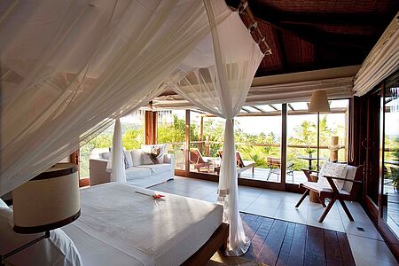 Premium Bungalow (ca. 70 qm) Die beiden Premium Bungalows bieten noch mehr Privatsphäre. Sie liegen auf einem Hügel und überzeugen mit einem privilegierten Blick auf das Meer und den umliegenden Regenwald. Sie sind auf Stelzen gebaut, haben eine eigene Veranda mit Sonnenliegen und eine Außendusche.