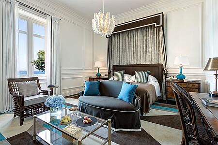 Junior Suite (36 qm) Die Junior Suiten mit Meerblick sind stilvolle Räume für Ruhe und Entspannung. Der Blick auf den azurblauen Golf von Palermo und viel natürliches Licht bringen ein Gefühl von Inselleben nach drinnen – und im inneren verspricht ein üppiges Super-Kingsize-Bett einen erholsamen Schlaf. Die elegante Sitzecke bietet viel Platz und das Badezimmer verfügt über eine begehbare Dusche und Irene Forte Skincare Produkte.