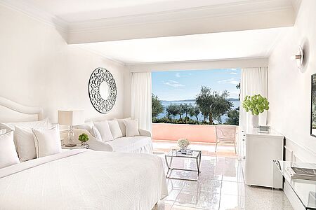 Panoramic Bungalow Seafront 37 m² Die neu erschaffenen Panorama-Bungalows direkt am Meer, befinden sich in idealer Lage, inmitten der korfiotischen Pflanzenwelt. Diese Bungalows bieten direkten Zugang zu den Privatstränden des Hotels und haben einen atemberaubenden Blick auf das Ionische Meer. Doppelbett sowie Schlafsofa, Badezimmer mit Badewanne bieten genügend Platz zum Entspannen.