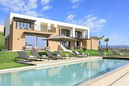 Villa Topazio Die Villa Topazio umfasst zwei Etagen von denen man auf den Pool in seinem eigenen Garten blickt. Das Erdgeschoss umfasst einen Wohn- und Essbereich sowie eine Küche. Der Mittelpunkt der Villa ist das von Bambus gesäumte Atrium. Im Obergeschoss befinden sich drei Schlafzimmer mit privatem Bad und Freilustterrasse. Das vierte Schlafzimmer ist vom übrigen Teil der Villa getrennt.