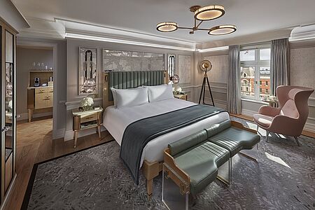 Deluxe Zimmer (ca. 38 qm) Diese einzigartig ausgestatteten Zimmer bieten Komfort auf höchstem Niveau durch begehbare Duschen und feinste Marmoroberflächen im Bad.