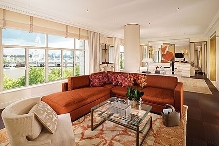 Savoy Family Suites (ca. 55qm) Die Savoy Family Suites verfügen über zwei Schlafzimmer und ein großes Badezimmer mit Dusche und Badewanne. Sie sind daher optimal für Familien geeignet. Wie bei den meisten Suiten des Savoy Hotels kommen Sie auch hier in den Genuss eines privaten Flughafen Transfers und eines eigenen Auto-Services für die Zeit Ihres Aufenthalts.