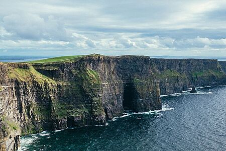 Die dramatischen Cliffs of Moher Ein Klippenerlebnis wie dieses gibt es wohl nur in Irland: Acht Kilometer ziehen sich die spektakulären Cliffs of Moher im Zickzack am Meer entlang. Stürzen Sie nicht in die Tiefe, wenn Sie das Foto Ihres Lebens schießen möchten. Der wilde Atlantik donnert rund 200 Meter unter Ihnen gegen die Felsklippen.