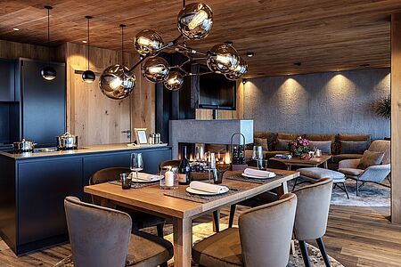 Master Villa (je ca. 200 qm) Die Master-Villa ist rustikal-alpin und gleichzeitig modern eingerichtet und besteht aus zwei zusammenhängenden Villen. Bis zu acht Gäste kommen hier in den Genuss von elegantem Design und extra viel Raum. Der wohltuende Wellnessbereich und die sehr charmante Einrichtung runden Ihren Aufenthalt gelungen ab. Mit inklusive: das beruhigende Panorama auf die Bergkulisse.