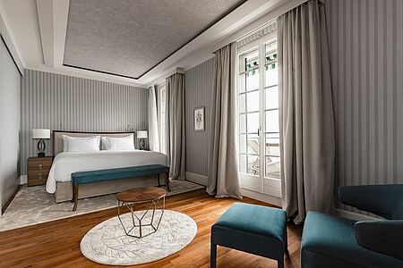 Double Classic (29-32 qm) Die geräumigen, komfortabel eingerichteten Double Classic Zimmer befinden sich sowohl in unserem romantischen Altbau als auch im modernen Holz-Neubau. Aus allen Zimmern hat man einen atemberaubenden Blick auf die Schweizer Alpen und das glitzernde Wasser des Vierwaldstättersees. Große Fensterfronten, Balkone und Terrasse laden dazu ein, die unberührte Natur direkt „vor der Haustür“ hautnah zu erleben.