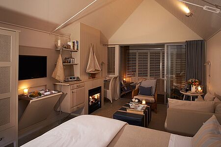 Boatsheds Die drei Boatsheds versprühen alle ein nostalgisches Strandhütten-Flair. Relaxen Sie auf der privaten Terrasse mit bequemen Sonnenliegen und verbringen Sie gemütliche Abende mit einem Glas Wein vor dem lodernden Kaminfeuer.