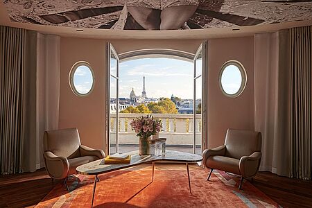 Josephine Baker Suite (ca. 75 qm) Komfortabel, luxuriös und einladend: Das kann nur die Suite sein, die nach der berühmten Tänzerin des 20. Jahrhunderts benannt ist. Das großzügige Schlafzimmer mit Super-King-Bett sorgt ebenso für einen unvergleichlichen Aufenthalt wie das Master-Badezimmer und die exquisite Einrichtung. Beeindruckende Blicke auf den Eiffelturm runden Ihren Paris-Besuch ab.