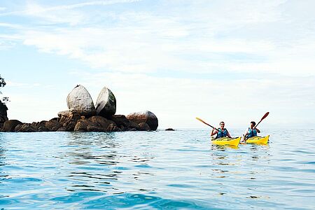 Kanu Ausflug zum Split Apple Rock Wir empfehlen eine Kanufahrt im Abel-Tasman-Nationalpark. Die herrliche Küstenlandschaft macht diesen Park zu einem der populärsten Feriengebiete Neuseelands. Ausgedehnte Wattflächen an den Mündungstrichtern der Flüsse wechseln mit meist goldgelben Sandstränden und einer stark zerklüfteten Felsküste. Die einzigartige Küstenlandschaft sollte man per Kanu entdecken.