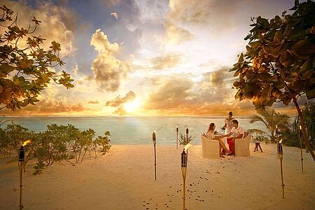 Privates BBQ auf Tetiaroa Genießen Sie eine exquisite Grillade in unvergesslicher Atmosphäre! Der Chefkoch Ihres Hotels und sein Team verwöhnen Sie am Privatstrand Ihrer Villa mit frischem Fisch und einer ausgesuchten Variation an Fleischspezialitäten. Sie nehmen Platz unterm Sternenhimmel und lassen sich von Ihrem persönlichen Service jeden Wunsch von den Augen ablesen.