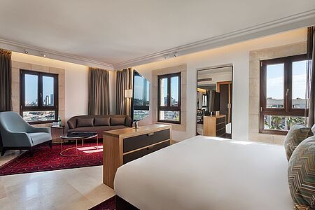 Executive Suite (ca. 55 qm) Die Executive Suiten überzeugen durch ihren extra großen Wohnbereich und einen zusätzlichen Ruheraum. Der Meerblick ist Ihnen garantiert, ebenso wie eine Granit-Badewanne, eine Regendusche und feinste Textilien. Auch hier können Sie das ganztätige In-Suite-Dining auskosten.