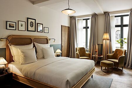 Sanders Bedroom+ (ca. 25 - 32 qm) Dank des Wohlfühlplatzes von bis zu 32 Quadratmetern können Sie sich hier wie zuhause fühlen. Diese Gästezimmer mit dem gewissen Plus gleichen in ihrer Ausstattung und Einrichtung den Sanders Bedroom Zimmern.