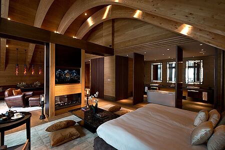 Gemsstock Suite (ca. 134 qm) In der nach dem Gemsstockgipfel benannten und vom Stararchitekten Jean-Michel Gathy entworfenen Suite genießen Sie puren Luxus und Privatsphäre. Sowohl vom Kamin als auch Balkon aus erleben Sie Dank der großzügigen Panoramafenster traumhafte Ausblicke auf den Gipfel. Das luxuriöse Badezimmer mit Badewanne sowie Regendusche lädt zum Relaxen ein.