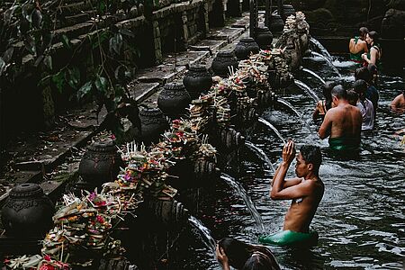 Panoramische Wallfahrtsstätten Balis  Pura Lempuyang heißt "höchste Laterne" und ist einer der wichtigsten und heiligsten Tempel auf Bali. Lassen Sie sich hoch oben von einem balinesischen Hindu-Priester mit Weihwasser aus Bambusstämmen segnen, die im Tempel wachsen. Im Wasserpalast Tirta Gangga erfahren Sie dann alles über die Bedeutung des Wassers für die Hindus und können auch ein Bad nehmen.